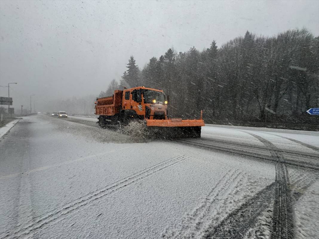 Beklenen kar yağışı başladı, trafik aksıyor 19